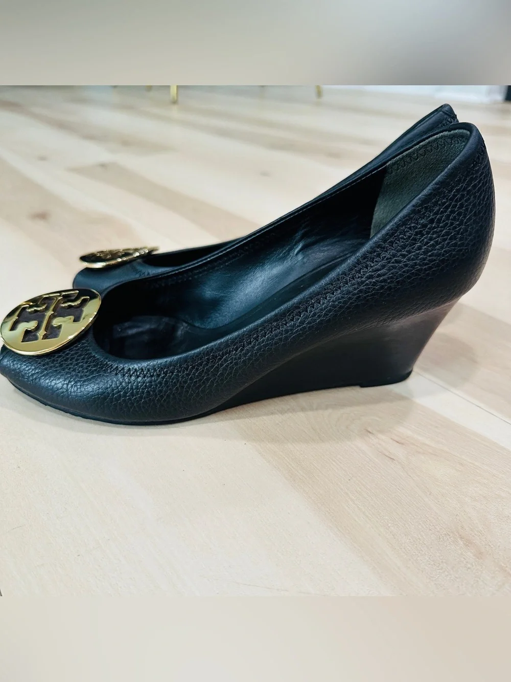 Tory Burch Sally Wedge Pumps Sz 9M gold-tone double-T logo leather.